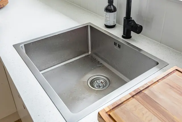 Illustratie bij afvoer of wc verstopt in zeist: een stappenplan van licht naar zwaar